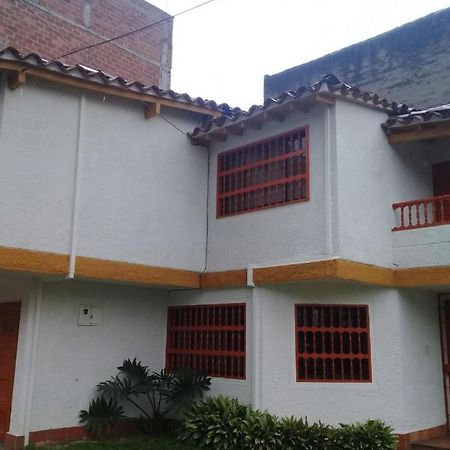 Casa Hotel Palmas Del Estadio 2 Medellín Exterior foto